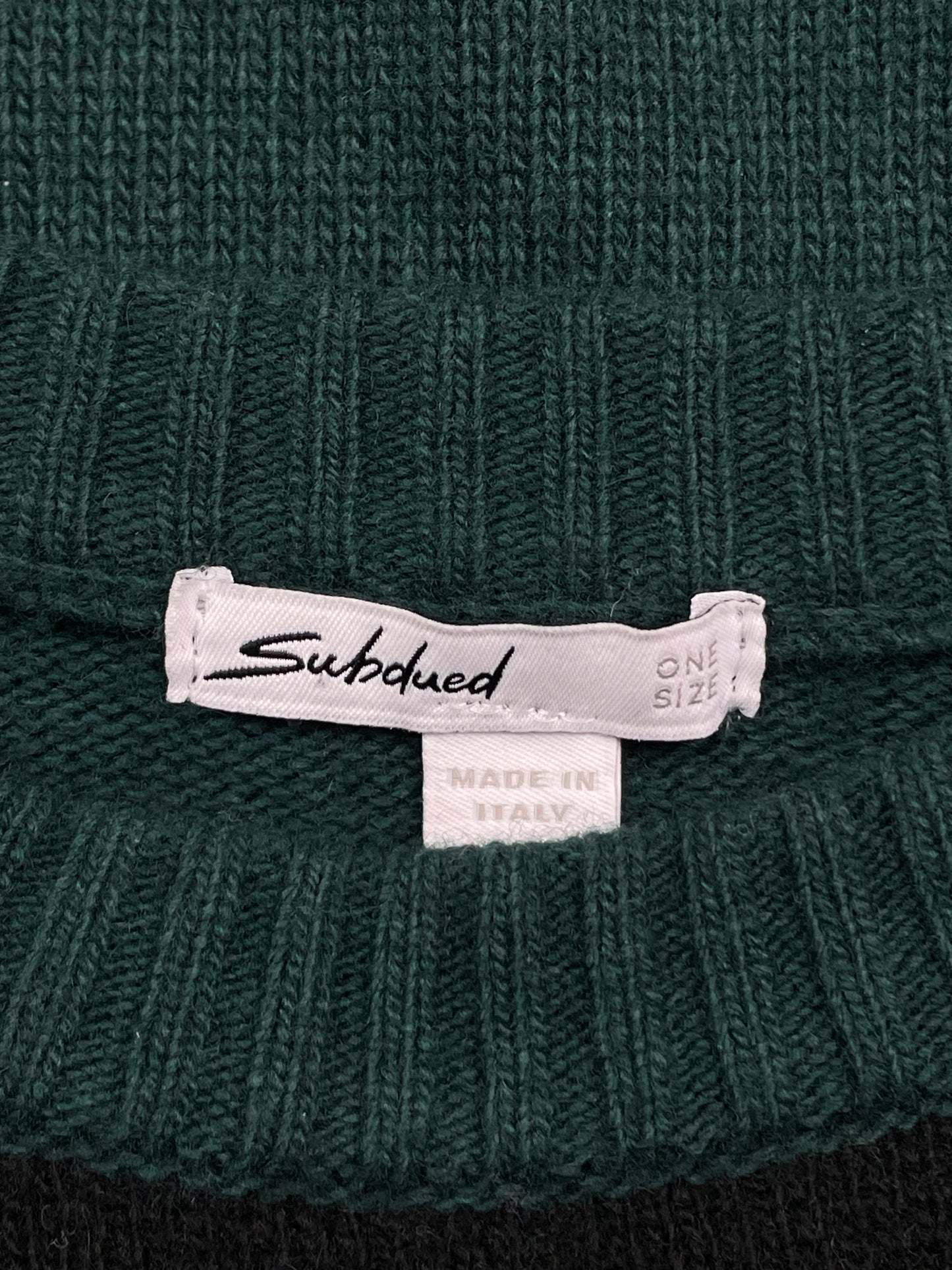 00’s Subdued Knitted Sweater .